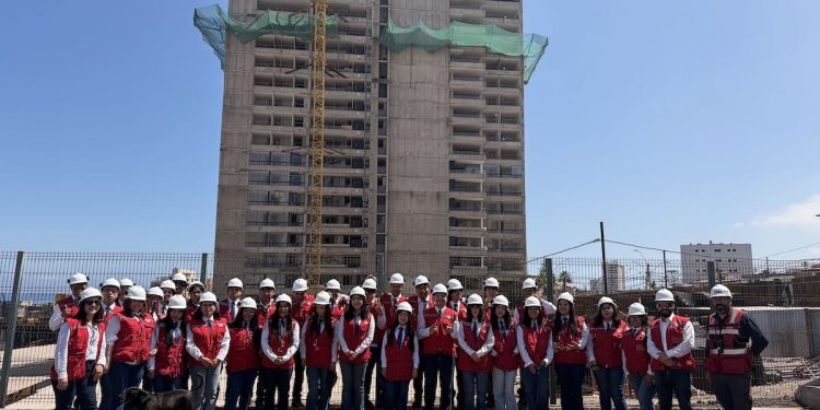 Estudiantes de liceos técnicos visitan obra en construcción gracias a programa formativo de la CChC Tarapacá