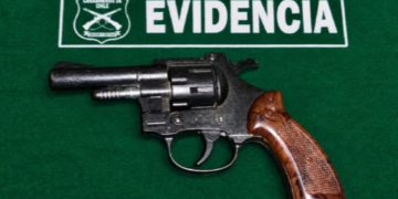 Dos detenidos tras ser sorprendidos con arma a fogueo en barrio Playa Brava