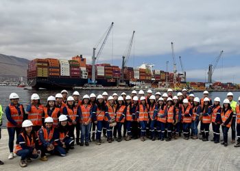 Estudiantes de La Paz conocen en terreno el rol estratégico del Puerto de Iquique
