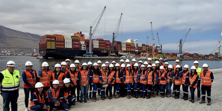 Estudiantes de La Paz conocen en terreno el rol estratégico del Puerto de Iquique