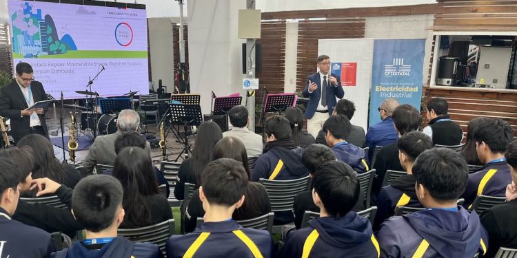 Estudiantes técnicos de Alto Hospicio conocen oportunidades de la generación distribuida