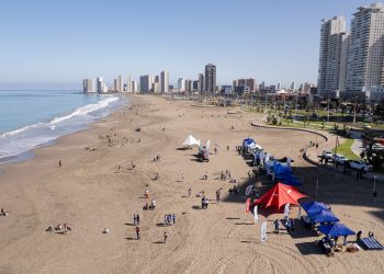 Voluntariado Teck se sumó a limpieza de playas en Iquique y Caleta Cáñamo