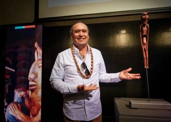 Escultor en madera de Rapa Nui Tomás Tuki Tepano recibió el Premio Maestro Artesano Tradicional