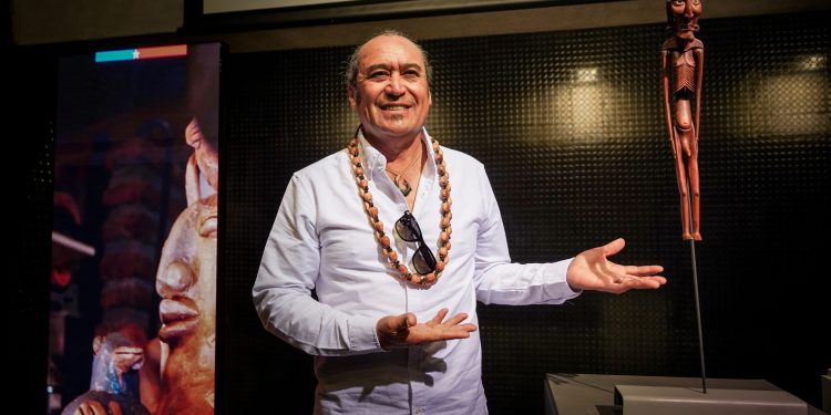 Escultor en madera de Rapa Nui Tomás Tuki Tepano recibió el Premio Maestro Artesano Tradicional