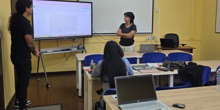 Taller de paleografía fortalece formación de ayudantes de investigación en Historia de la Universidad de Tarapacá