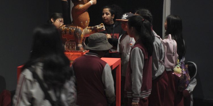 Abren agenda para visitas mediadas gratuitas a “Relatos Tejidos” en el Museo Regional de Iquique