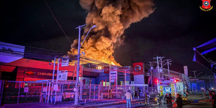 Bomberos cumple 12 horas combatiendo fuego en Zofri