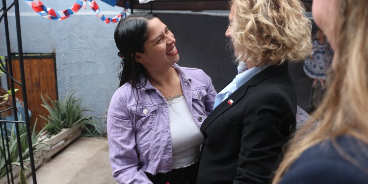 Delegada entrega a madre de tres hijos la buena noticia del Bono Extraordinario de Apoyo a la Niñez