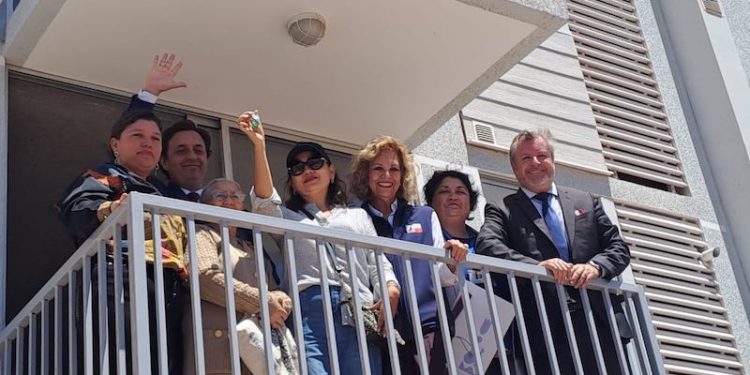 Alegría y emoción vivieron las 464 familias que recibieron sus departamentos en Brisas del Tamarugal  