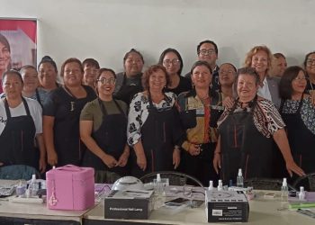 Autoridades visitan curso de manicure y pedicure dirigido a mujeres de Tarapacá