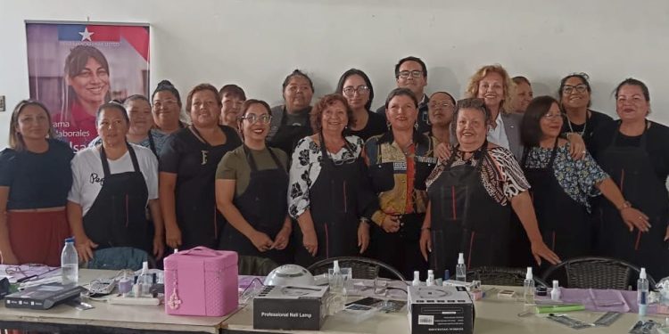 Autoridades visitan curso de manicure y pedicure dirigido a mujeres de Tarapacá