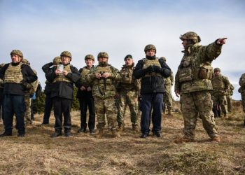 Ministro de Defensa y Comandante en Jefe de la Armada revistan a personal de la Fuerza Anfibia desplegado en tierra