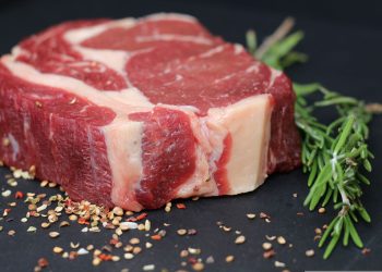 Cómo reconocer una carne de vacuno de calidad: Experta U. de Chile entrega recomendaciones para elegir mejor