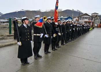 Marinos protagonizan desfile más austral de Chile en Puerto Williams