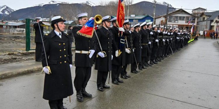 Marinos protagonizan desfile más austral de Chile en Puerto Williams