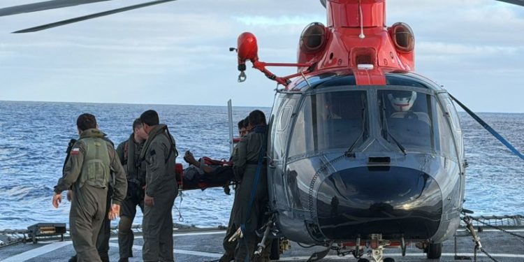 Armada de Chile despliega amplio operativo para evacuar a tripulante desde alta mar