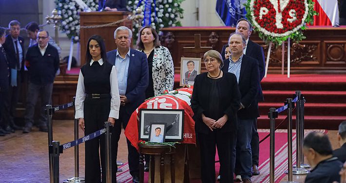 El último adiós a Camilo Escalona: Boric, Bachelet y figuras de distintos sectores despidieron al histórico socialista
