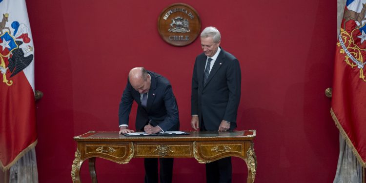 Ministro de Hacienda destaca proyecto que extiende apoyos a transportistas y pescadores artesanales y amplía plazo para capitalizar el FOGAPE hasta 2028