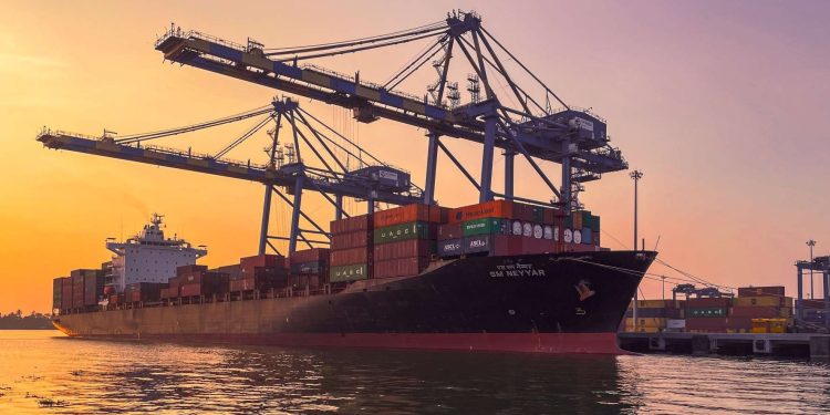 Exportaciones chilenas crecen 19% y se diversifican: el 62% del alza responde a mercados distintos de sus dos principales socios comerciales