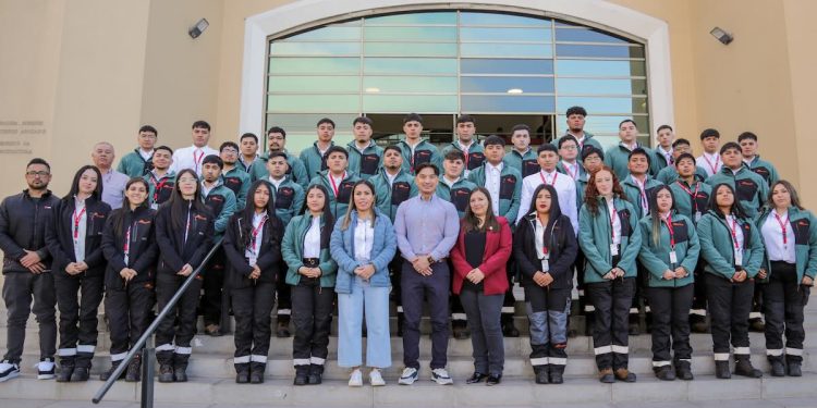 39 jóvenes de Tarapacá avanzan a etapa de entrenamiento en faena del Programa Aprendices Collahuasi-INACAP