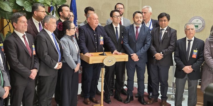 Gobernador Carvajal cuestiona la rigidez del ministro Quiroz frente al recorte de $250 mil millones a las regiones