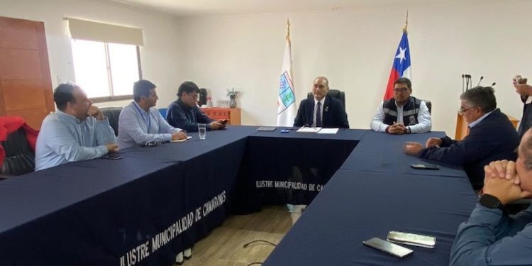 Avanzan gestiones para llevar electricidad a Chitita, Cerro Blanco y Ofragía en comuna de Camarones