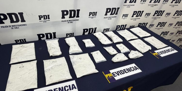 PDI detuvo a 3 imputados por tráfico de drogas: Portaban 18 contenedores con casi 5 kilos de ketamina en polvo
