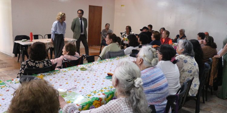 Delegada Adriana Tapia comparte con club de adulto mayor «Mi primavera» y orienta sobre el bono de recuperación de enseres