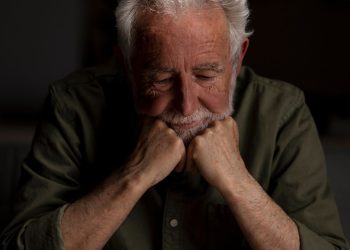 Ansiedad y depresión en personas mayores: geriatra UChile explica cómo pueden manifestarse físicamente
