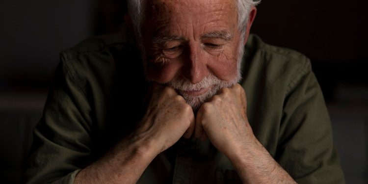 Ansiedad y depresión en personas mayores: geriatra UChile explica cómo pueden manifestarse físicamente