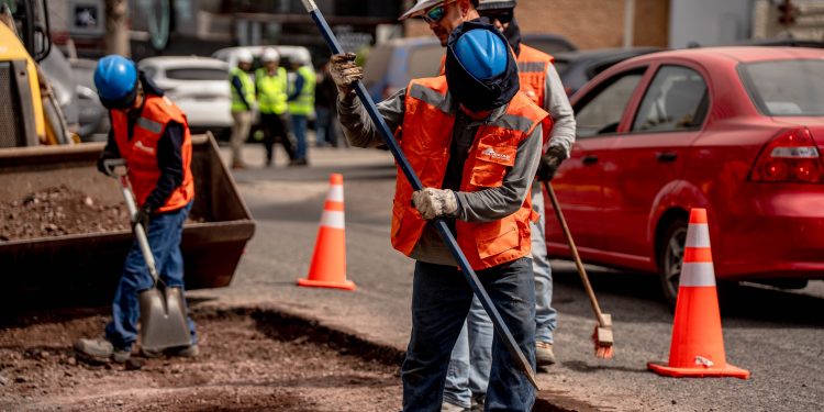 Collahuasi inició trabajos de bacheo en avenida «Francisco Bilbao» tras afectaciones por las lluvias