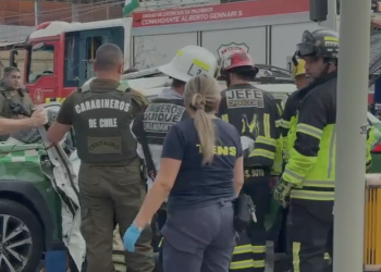 Violento choque entre un bus de locomoción colectiva y un furgón policial