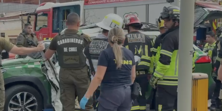 Violento choque entre un bus de locomoción colectiva y un furgón policial