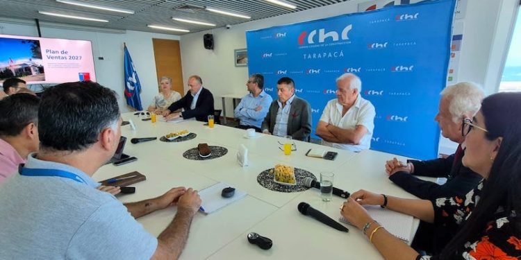 Bienes Nacionales presenta plan de licitaciones a gremios de Tarapacá