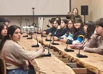Estudiantes del Liceo Bicentenario Domingo Santa María presentan su museo histórico en La Moneda