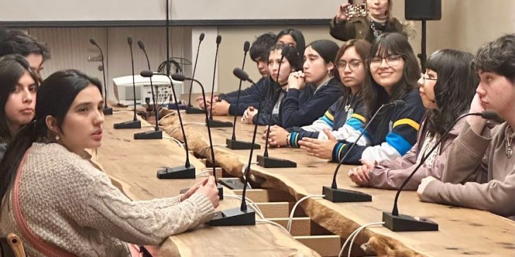 Estudiantes del Liceo Bicentenario Domingo Santa María presentan su museo histórico en La Moneda