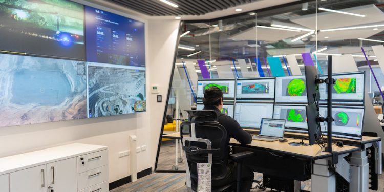 Desde Santiago, Teck expande el monitoreo geotécnico remoto de sus operaciones en Chile, Estados Unidos y Canadá
