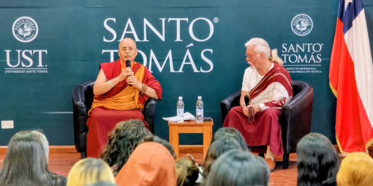 Monje Budista Tibetano comparte enseñanzas en Tarapacá