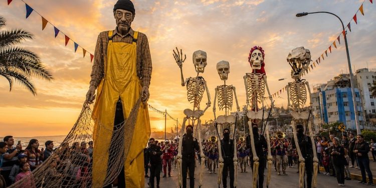 “El carnaval de los recuerdos” llenará de magia las calles de Tarapacá con marionetas de gran escala en FINTDAZ 2026