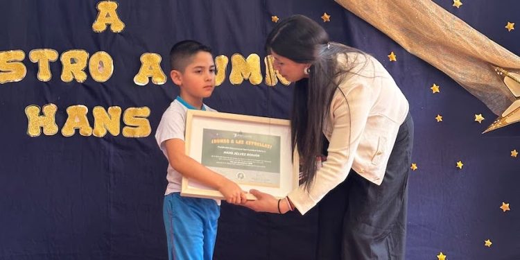 Realizan reconocimiento a niño de Alto Hospicio que viajará a la NASA gracias a su asistencia destacada