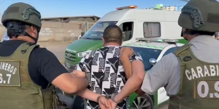 Detenido por el OS7 de Carabineros: Portaba arma y tenía orden vigente