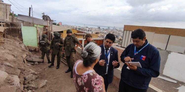Bienes Nacionales fiscaliza inmueble en Cerro La Cruz con denuncias de vecinos por venta y consumo de drogas