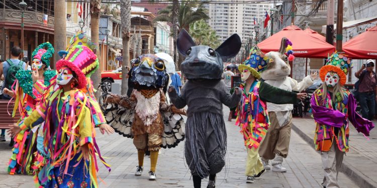Con colorido Pasacalle de Animales de Tarapacá comenzó la Estación del Libro Iquique 2026