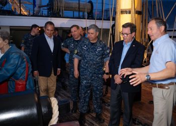 Ministro de Defensa Nacional visita el Museo Corbeta Esmeralda en Iquique