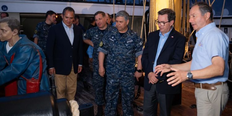 Ministro de Defensa Nacional visita el Museo Corbeta Esmeralda en Iquique