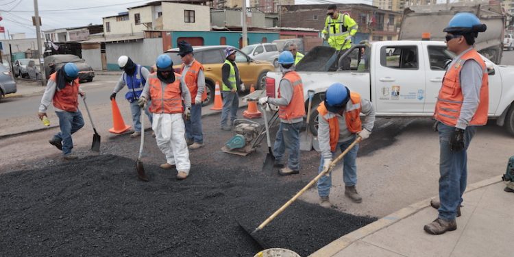 Municipalidad de Iquique avanza con plan de bacheo: Primeros 65 puntos serán intervenidos en avenida Salvador Allende