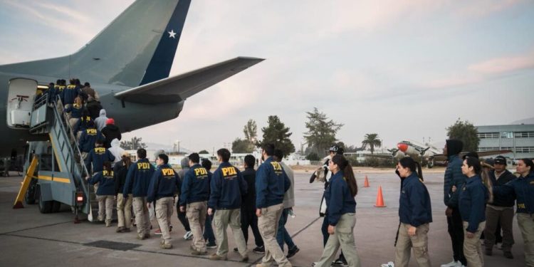 Gobierno realiza noveno vuelo de migrantes y suma más de 1.700 expulsiones desde marzo