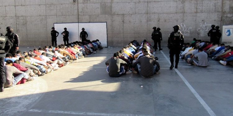 Masivo operativo de registro y allanamiento en cárcel de Alto Hospicio incauta armas, droga y celulares