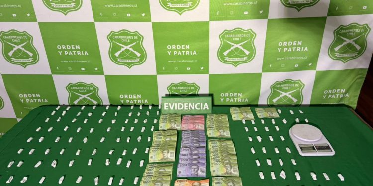 Carabineros del OS 7 detiene a dos personas por microtráfico en toma Laguna Verde