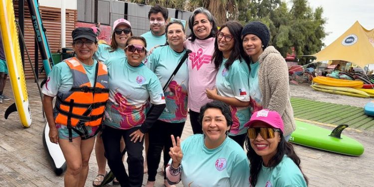 Seremi de Salud de Tarapacá participa en entrenamiento de Dragonas Rosas de Iquique en el marco de Octubre Rosa